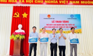 Bảo hiểm xã hội tỉnh Hậu Giang: Tặng thẻ BHYT, chia sẻ với người dân có hoàn cảnh khó khăn